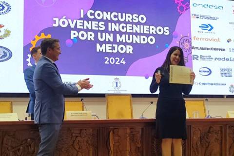 Natalia García recogiendo el galardón del Instituto de la Ingeniería de España.